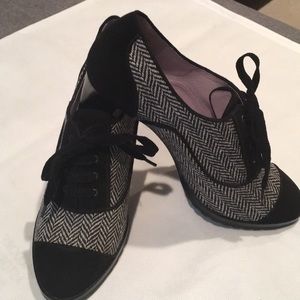 Johnston & Murphy Black & White Herringbone heels